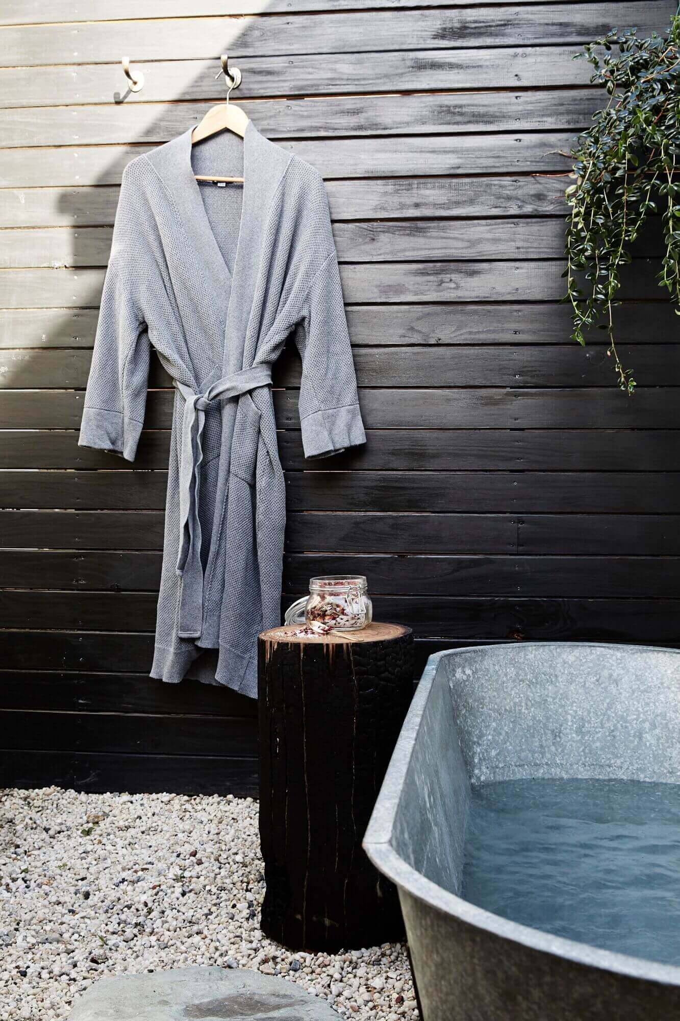 Outdoor bath at The Cottage, Byron Beach Abodes