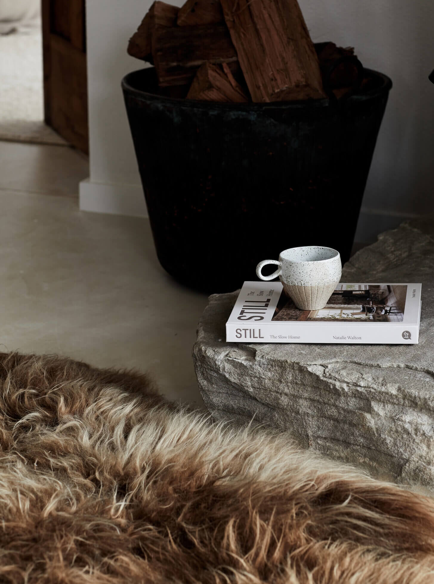 Le Viti Barn Newrybar: Stone hearth and sheepskin rug