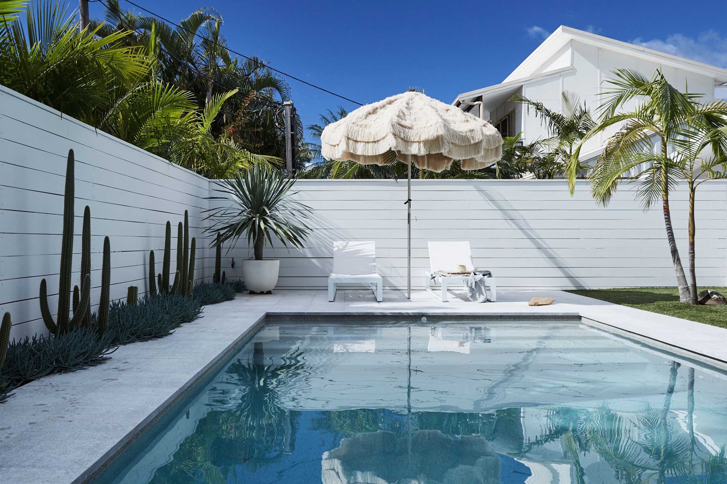 The Chalet Pool and Vintage Umbrella, Byron Beach Abodes